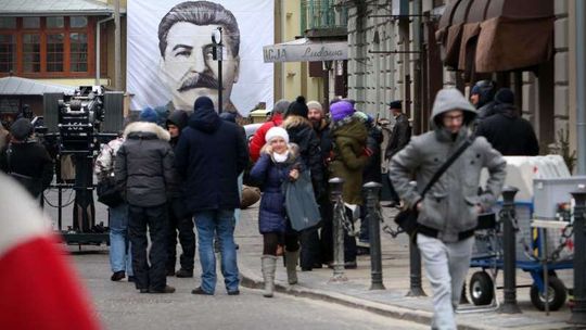 Plakat Stalina przy Peowiaków. Kolejny dzień na planie filmu "Panie Dulskie"