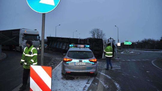 Kraśnik: Tir przewrócił się na rondzie