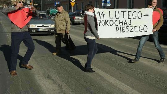 Walentynkowy happening na przejściu dla pieszych