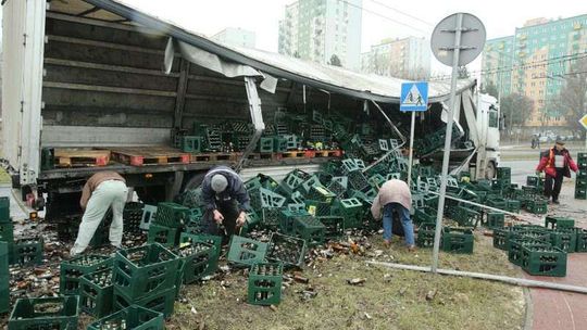 Wypadek ciężarówki z piwem na al. Andersa