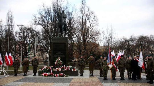 Kwiaty pod pomnikiem Marszałka Józefa Piłsudskiego Kwiaty pod pomnikiem Marszałka Józefa Piłsudskiego