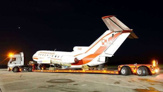 Transport samolotu Jak-40 do Dęblina