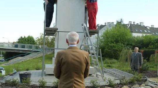 Replika orła z polskiego cmentarza