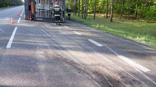 Transport kurczaków zakończył się wywrotką