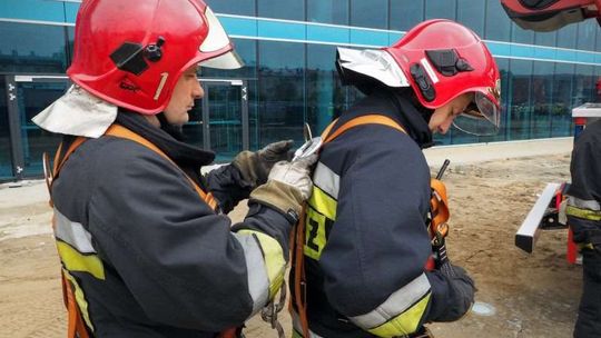 Ćwiczenia Straży Pożarnej na budowie basenu w Lublinie 
