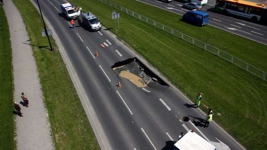 Zapadnięta jezdnia na Czechowie
