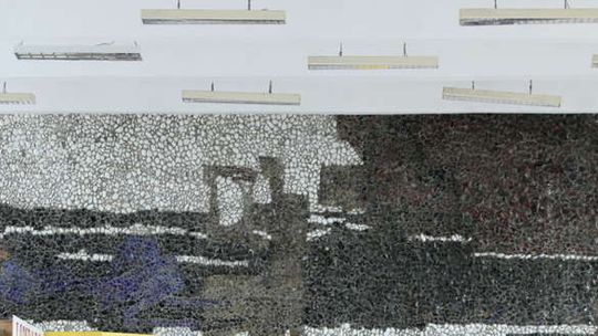 Czyszczenie mozaiki na ścianie w hali lubelskiego dworca PKS 