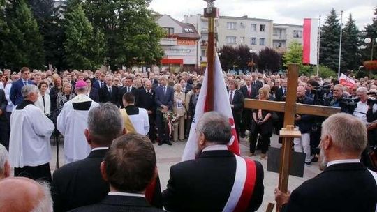 Odsłonięcie pomnika smoleńskiego w Świdniku.