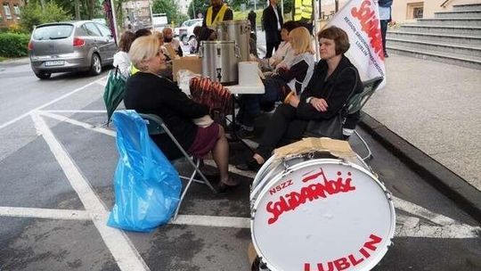 Związkowcy z COZL nadal protestują przed Urzędem Marszałkowskim