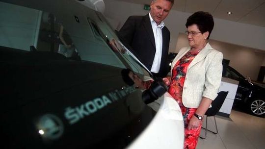 Odbiór nagrody w salonie Skody w loterii 
