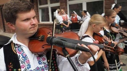 Uczestnicy spotkań folklorystycznych zatańczyli dla pacjentów DSK