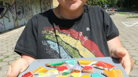 Wakacyjne warsztaty układania mozaiki dla dzieci