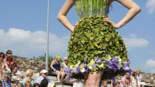 Stężyca: Suknie z kwiatów