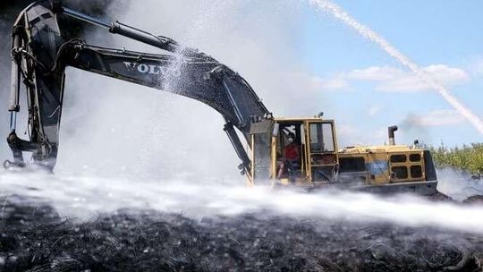 Dogaszanie pożaru składowiska opon w Rykach Dogaszanie pożaru składowiska opon w Rykach