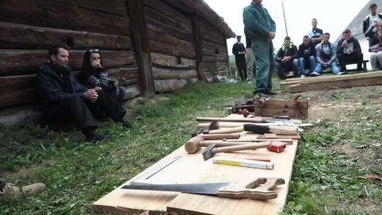 Praktyczne zajęcia z ciesielstwa w Skansenie