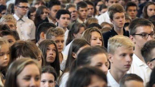 Ślubowanie klas pierwszych "Biskupiaka" w archikatedrze