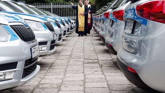 Nowe radiowozy i nowi policjanci