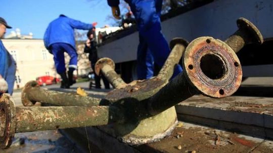 Demontaż fontanny na placu Litewskim