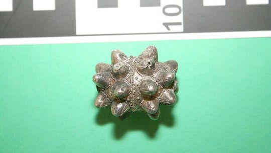 Skarby z X wieku znalezione koło grodziska w Czermnie