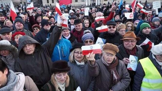 Manifestacja KOD na placu Litewskim w Lublinie