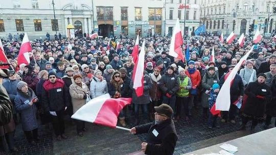 KOD manifestował na placu Litewskim 
