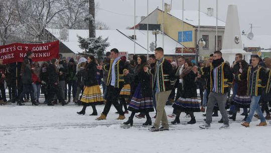 Maturzyści z I LO w Kraśniku tańczą poloneza w rynku
