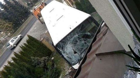 Lublin: Autobus wjechał na posesję Lublin: Autobus wjechał na posesję