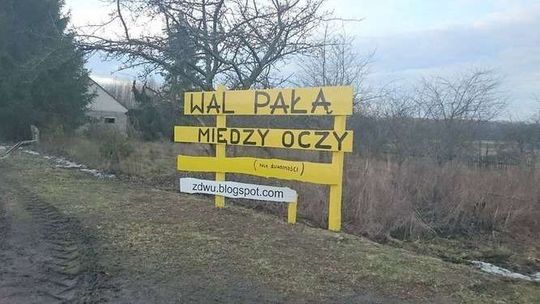 Hasła na posesji we wsi Małoziemce