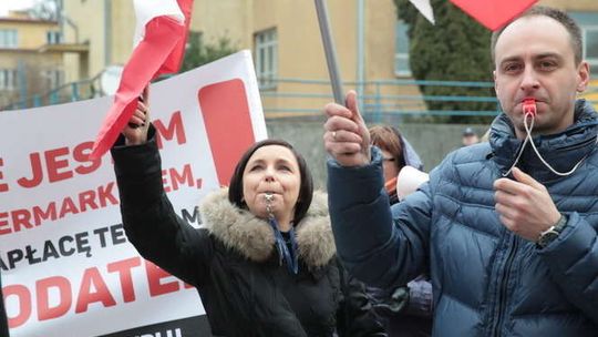 Manifestacja kupców pod Urzędem Wojewódzkim