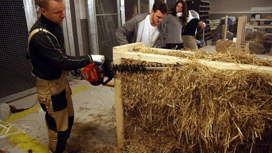 Studenci budują domy ze słomy Studenci budują domy ze słomy