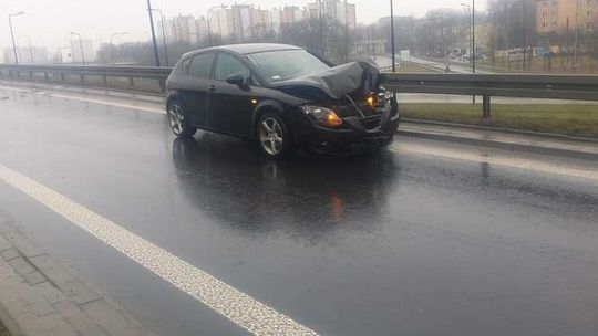 Stłuczka na zjeździe z mostu Poniatowskiego