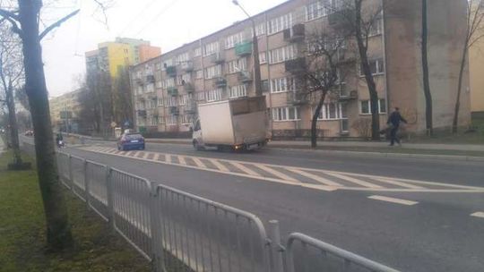 Lublin: Kierowca dostawczaka zgubił koło