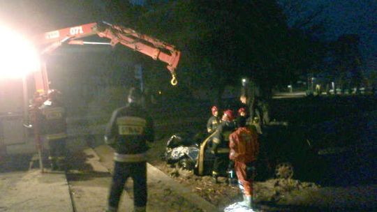 Wjechał samochodem do zalewu