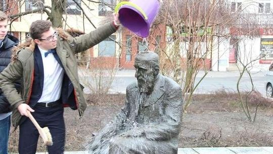 Kąpiel i macarena dla Kraszewskiego 