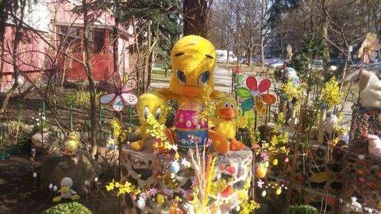 Niezła szopka - wielkanocny zagajnik między blokami