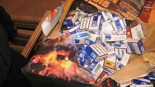 Papierosy ukryli w workach na węgiel drzewny