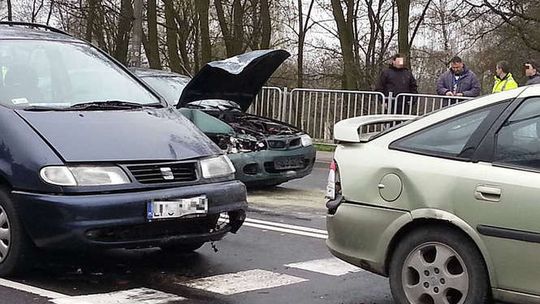 Zderzenie trzech aut na al. Warszawskiej