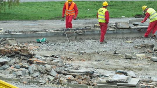 Lublin: remont Placu Litewskiego. Trwa rozbiórka fontanny.