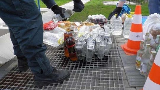 Celnicy niszczą zarekwirowaną wódkę i papierosy (zdjęcia)