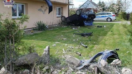Uderzył samochodem w dom