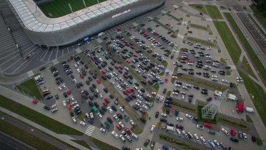 Kino samochodowe przy Arenie Lublin z lotu drona