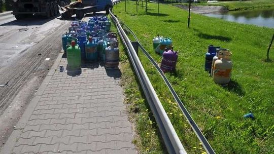 DAF wjechał w samochód przewożący butle z gazem 