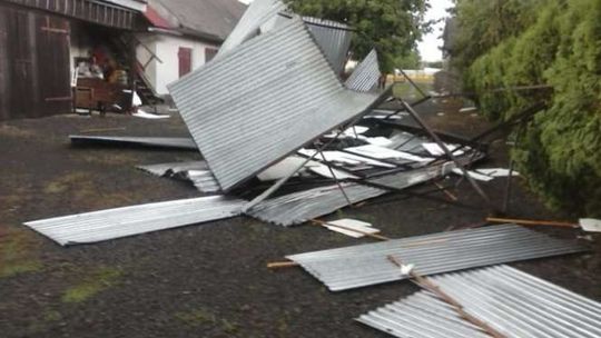 Kraśnik: Wiatr zmiótł blaszany garaż. Zdjęcia czytelnika