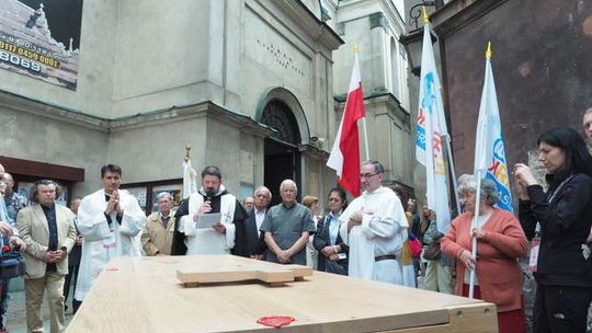 Powitanie relikwii błogosławionego Pier Gorgia Frassatiego przed bazyliką dominikanów w Lublinie