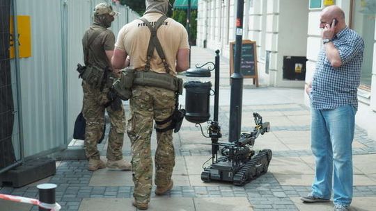 Alarm bombowy w sklepie obok hotelu Europa 