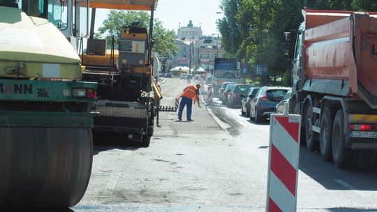 Korki na al. Solidarności. Drogowcy kładą nową nawierzchnię 