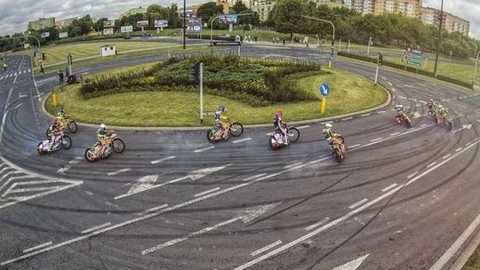 Wyścig żużlowy na rondzie w Lublinie