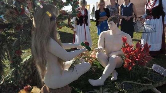 Pochód z wieńcami dożynkowymi