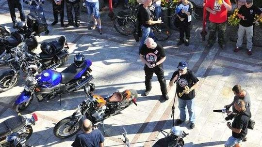 Zlot motocykli WSK. Zdjęcie motocyklistów na pl. Konstytucji 3 Maja Zlot motocykli WSK. Zdjęcie motocyklistów na pl. Konstytucji 3 Maja