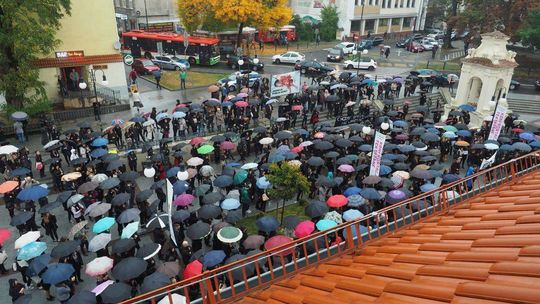 Czarny Protest na pl. Lecha Kaczyńskiego i Łokietka w Lublinie Czarny Protest na pl. Lecha Kaczyńskiego i Łokietka w Lublinie